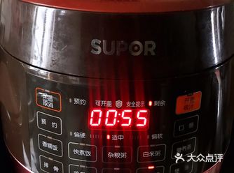 赞 红烧猪爪：先出一次水放黄酒和生姜片去腥