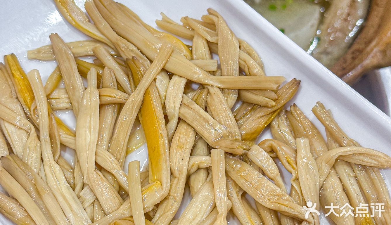 实实在在的西北羊肋排，份量足，羊肉炖的软嫩鲜香没有膻味