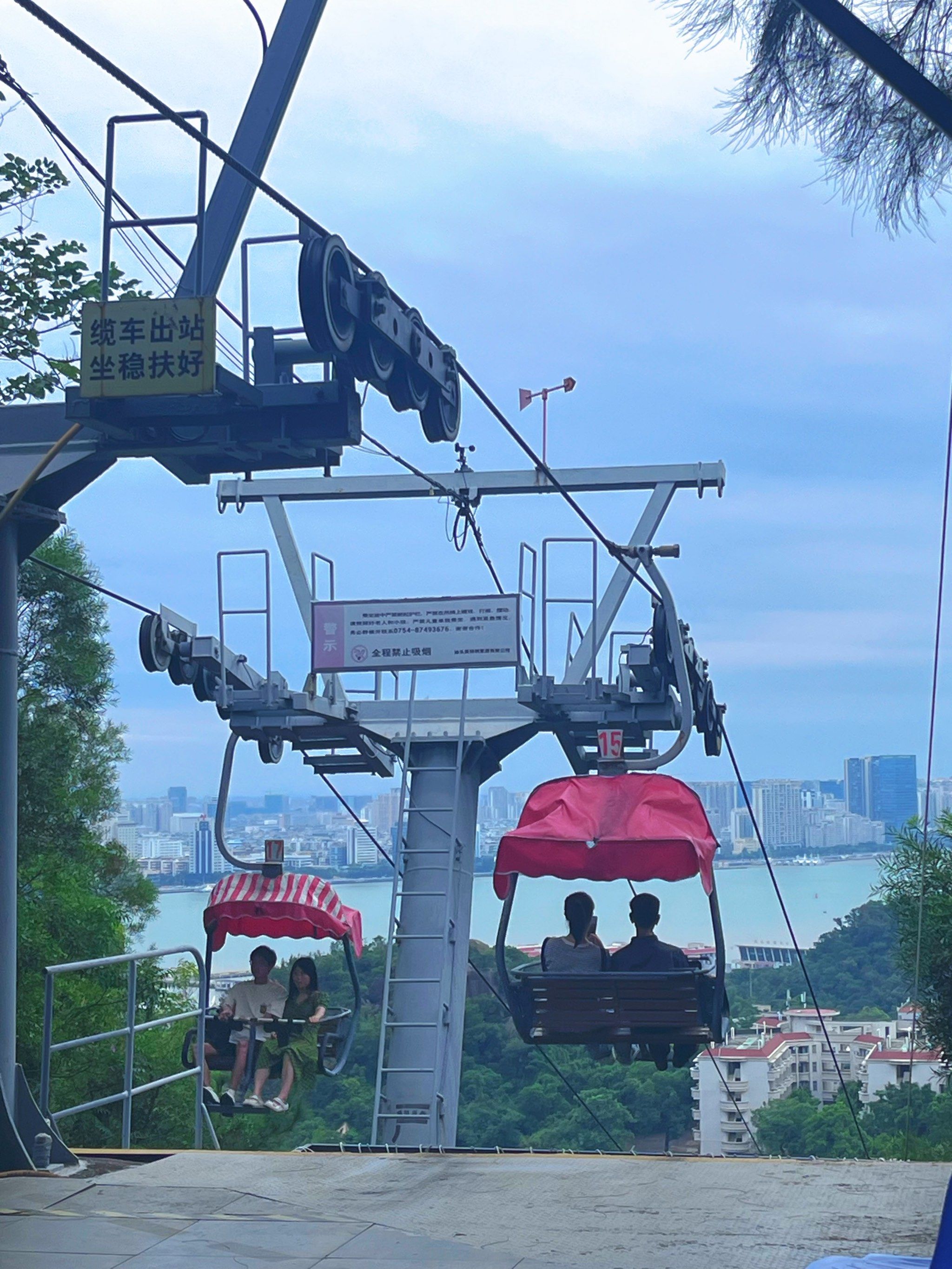 城景下的缆车掠影