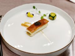 鱼子酱配脆皮烤乳猪-广州文华东方酒店·江-由辉师傅主理