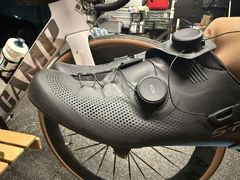 -京伟修鞋洗鞋奢侈品皮具护理店