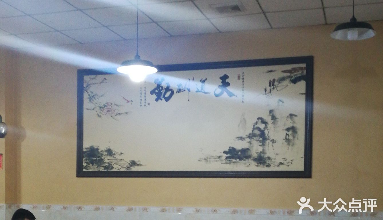 老板和服务员都忙不过来，一路小跑，可见生意兴隆