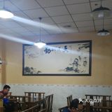 老板和服务员都忙不过来，一路小跑，可见生意兴隆
