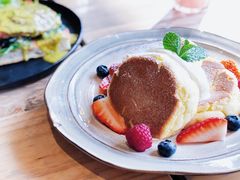 莓果奶油芝士舒芙蕾松饼-UPPER KITCHEN(延安路店)