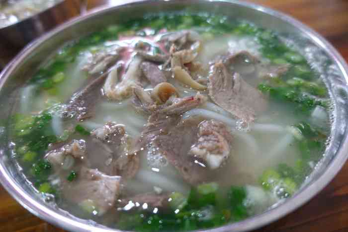 攀枝花盐边羊肉米线还是蛮出名的,不过用的都是粗米线.