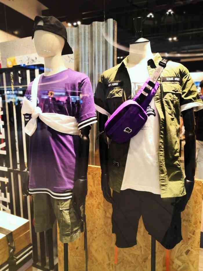 izzue(七宝万科广场店)-"这个牌子,我好像是第一次见.就进来看看有.