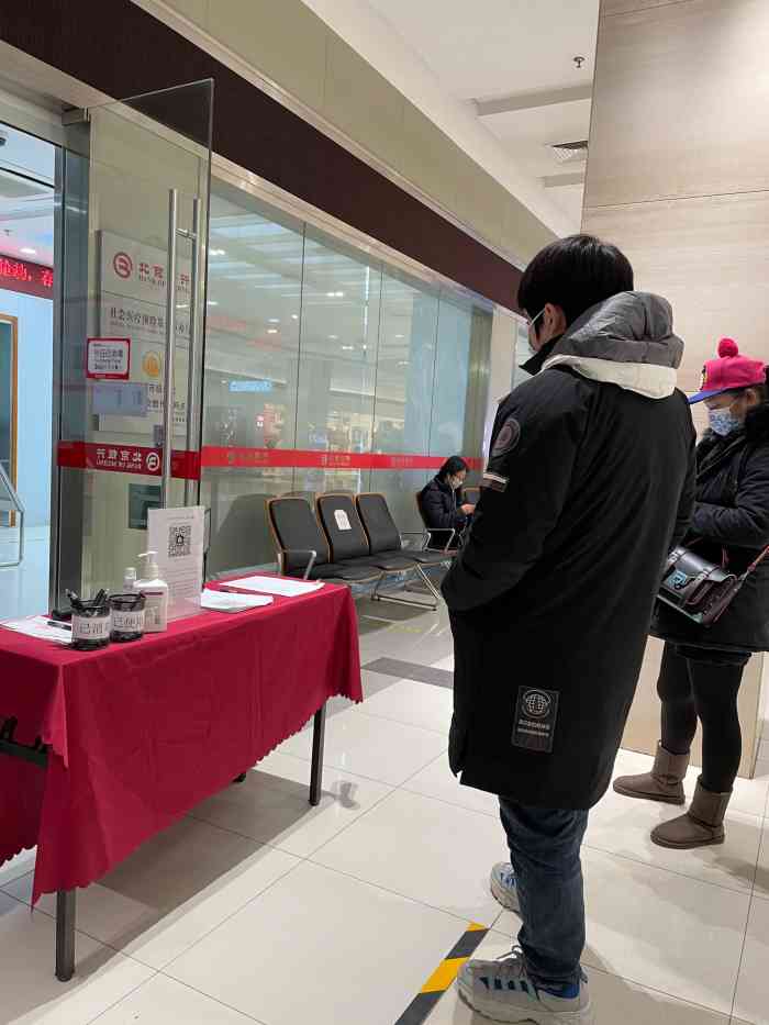 银行在商场里面,进商场先扫健康宝测体温,到银行门口依旧扫健康宝测