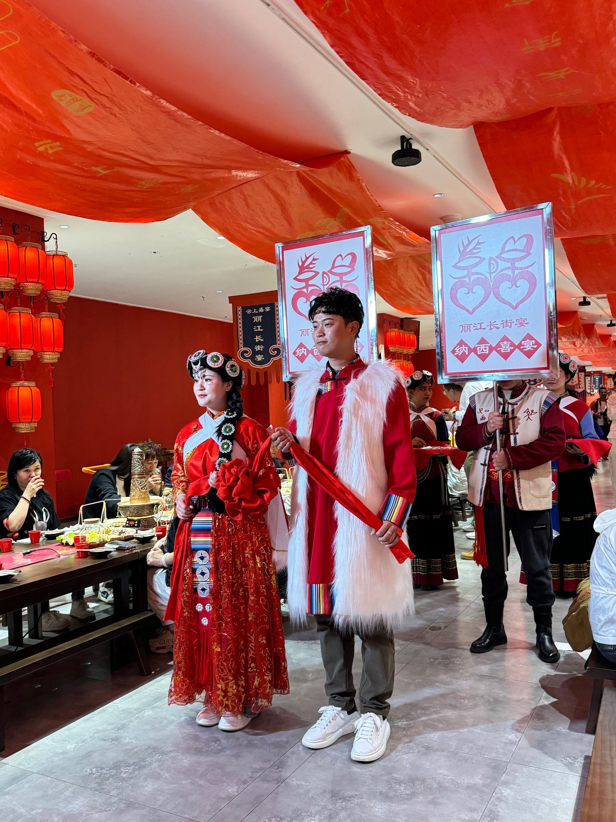 到丽江旅游沉浸式体验了一把纳西族主题用餐
一边看纳西歌舞表演