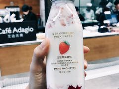 草莓层层拿铁-巴黎贝甜(熙悦汇店)