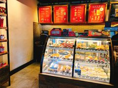面包甜点陈列柜-星巴克(北京三里屯SOHO一店)