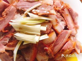 【菜品简介】看到卤肉店里一排排色泽鲜艳的卤肉