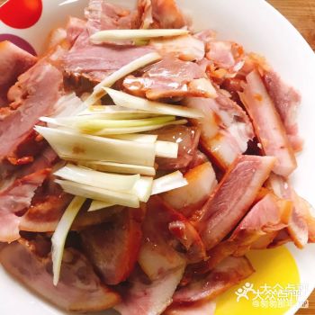 【菜品简介】看到卤肉店里一排排色泽鲜艳的卤肉