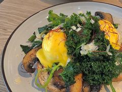 班尼迪克蛋羽衣甘蓝蘑菇吐司-Maxpoint Kitchen 西餐咖啡(乐峰广场店)