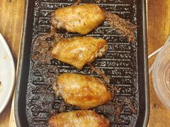 料理烤焦香翅中-老东镇啤酒屋海鲜加工·蒸汽海鲜·海鲜烧烤(台东店)