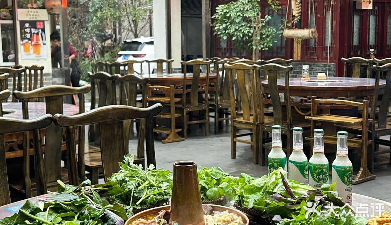 不愧是散养的跑山鸡味道就是好吃，鸡肉还是被烟熏过的