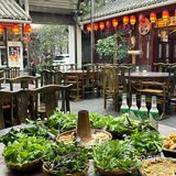 不愧是散养的跑山鸡味道就是好吃，鸡肉还是被烟熏过的