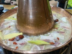 -果松木炭酸菜铜火锅·外婆参鸡汤