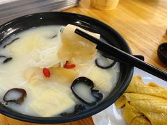 花膠雞濃湯米線-二撇鸡