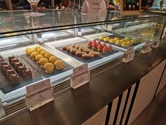 面包甜点陈列柜-融信华邑酒店·鲜艳西餐厅