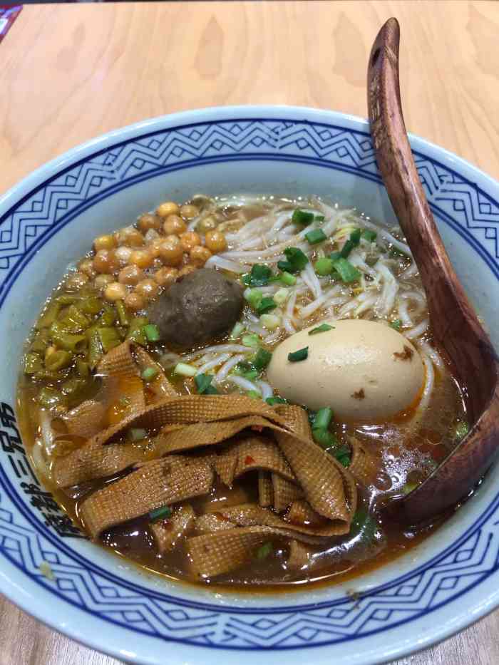 黄豆很脆,卤蛋有家里的味道,豆皮也很韧性,还有一颗撒尿牛丸,18元一碗