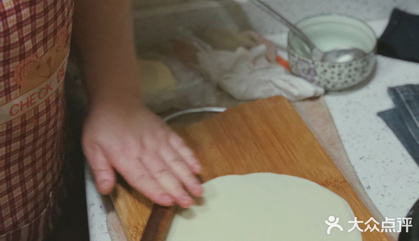 蒸大概8分钟左右就好了。蒸好的饺子皮去出来凉一下