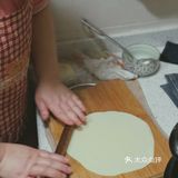 蒸大概8分钟左右就好了。蒸好的饺子皮去出来凉一下