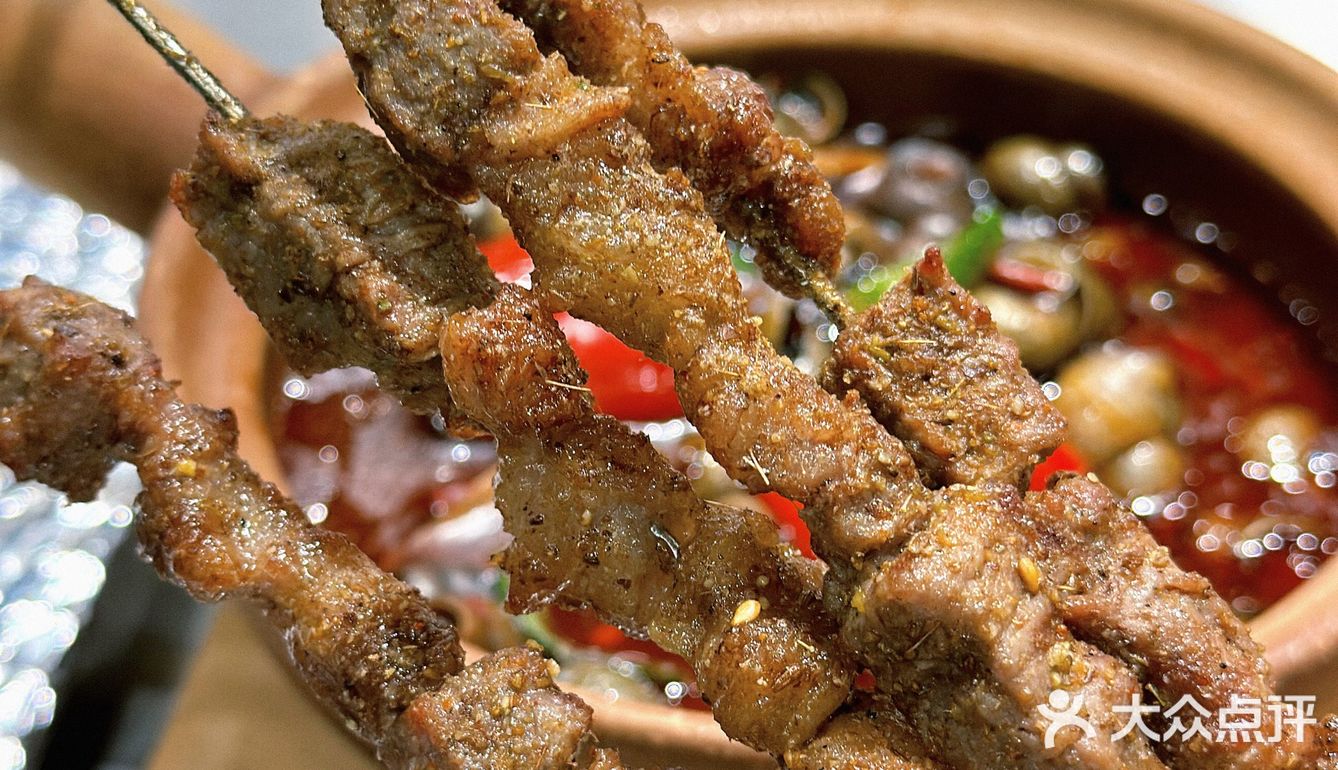 这家店露营氛围感拉满啦！露营风烧烤吧很夏天