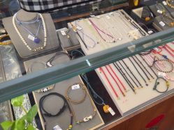 -灵彩珠宝(朗香街店)