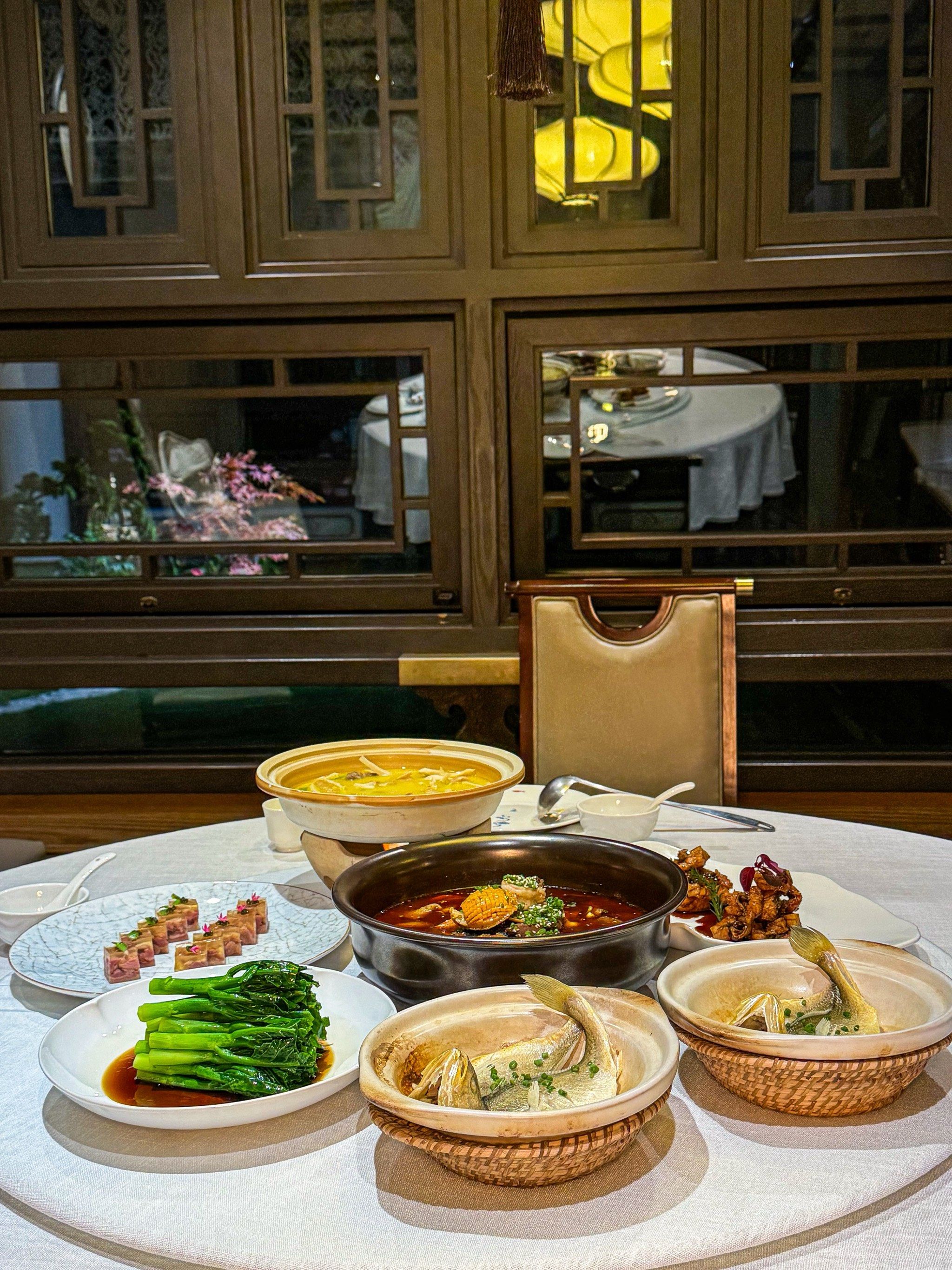 n
9302环境篇
九朝会的装修堪称一绝,新中式风格