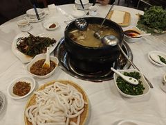 -鲁朗纳麦石锅鸡庄园