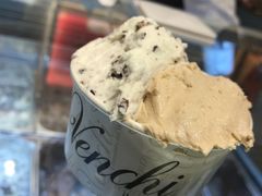 牛奶奶油巧克力碎和榛子-VENCHI 闻绮(北京国贸商城店)