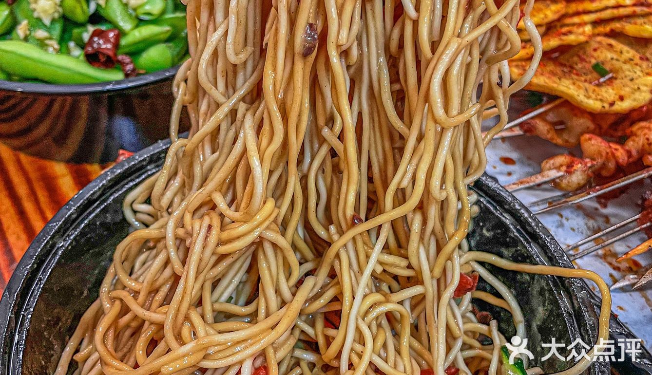 一到饭点就排长队，来武汉不吃这家烧烤等于白来！