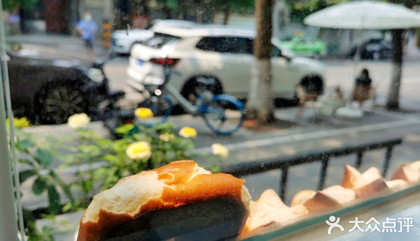 在隔壁买了咖啡，又在他们家来买面包