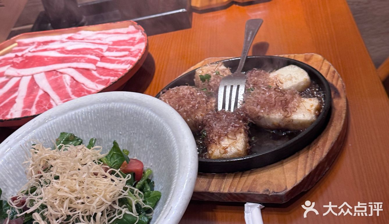 这家日料店真是小而精致，氛围温馨。食材新鲜