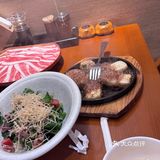 这家日料店真是小而精致，氛围温馨。食材新鲜