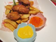 奥尔良烤中翅配V形薯角-PARFUM FLORAL花境法餐(南京首店)
