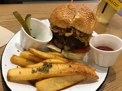 烤菠萝牛肉汉堡-HELLO 27 意面·沙拉·帕尼尼