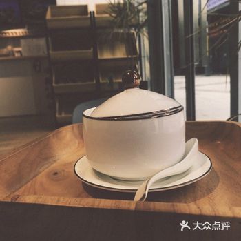 中午不爱午休的孩子出来喝个梨汤，才发现从小自己就是中