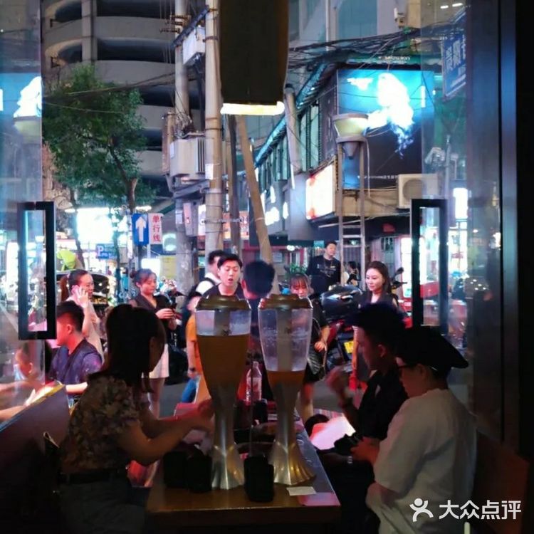 太平路上可通宵畅饮可乐桶的酒吧来咯！