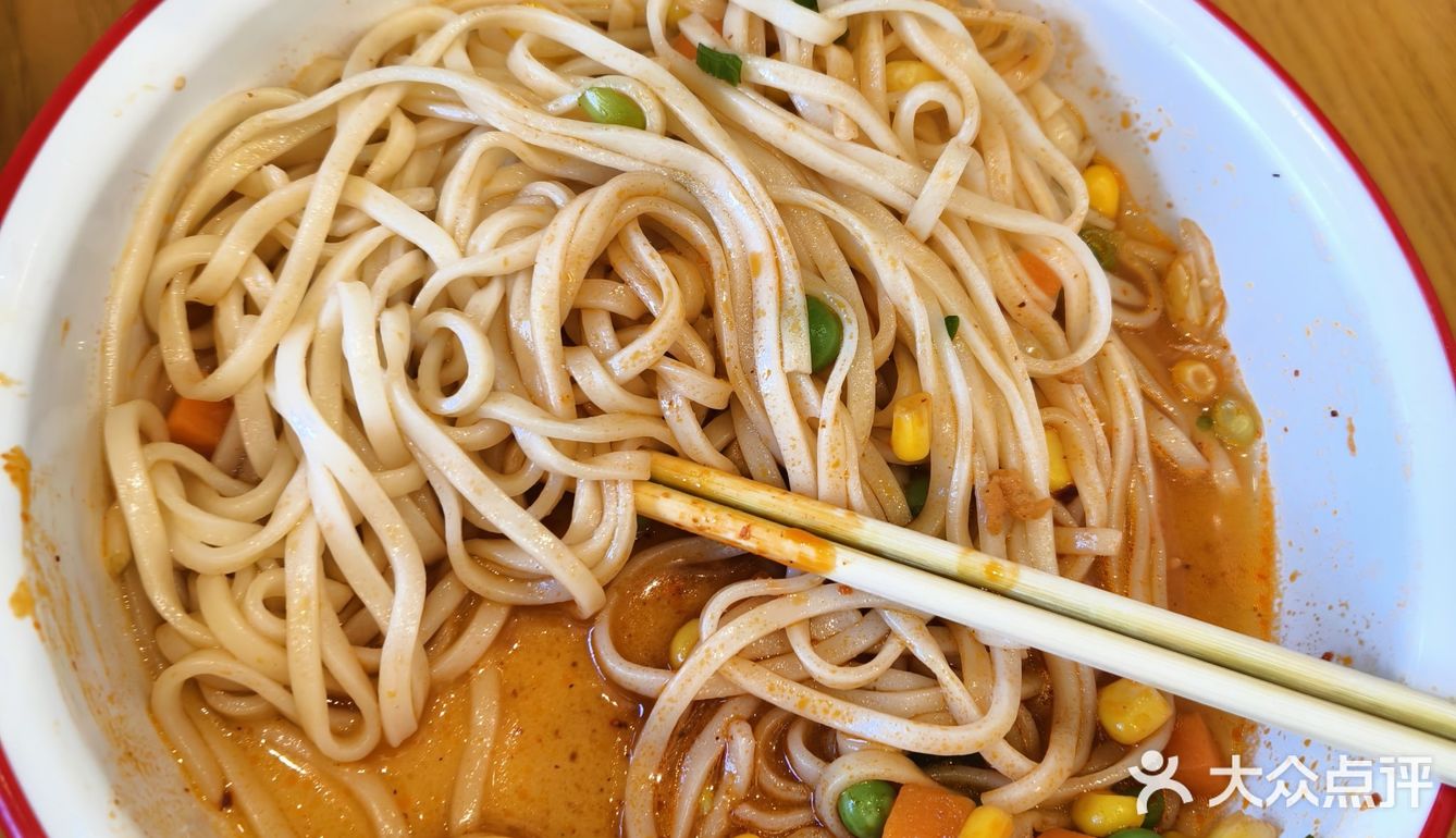 酸汤水饺，卤蛋推荐。酸辣粉避坑！