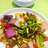 后厨一大排大铁锅，一两分钟就出餐！