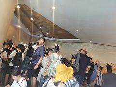 进了月亮宫内室要挤进小门！（惊恐）-成都大熊猫繁育研究基地