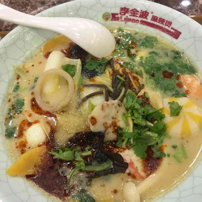 李金波麻辣烫-"公司楼下的美食广场,唯一的麻辣烫店,老板.