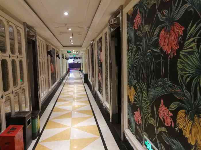 公馆ktv(鼓楼店)-"环境一般吧,豪华中包各种小,6个人勉强塞.