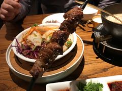 红柳羊肉串-阿里家·新疆烤肉酒場 by MIG