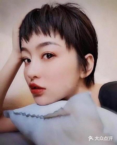 ​眉上刘海就是短于眉毛的刘海，最早就锯齿刘海