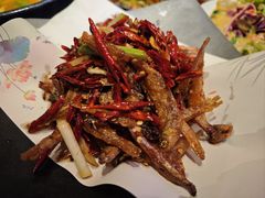 麻辣酒伴小鱼干-胡桃里乐队酒馆