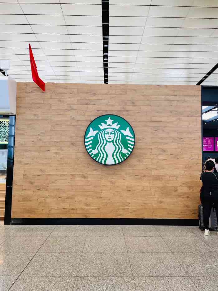 星巴克(昆明机场Ⅱ店)-"很小的柜台比一店小很多座位也少一点 .