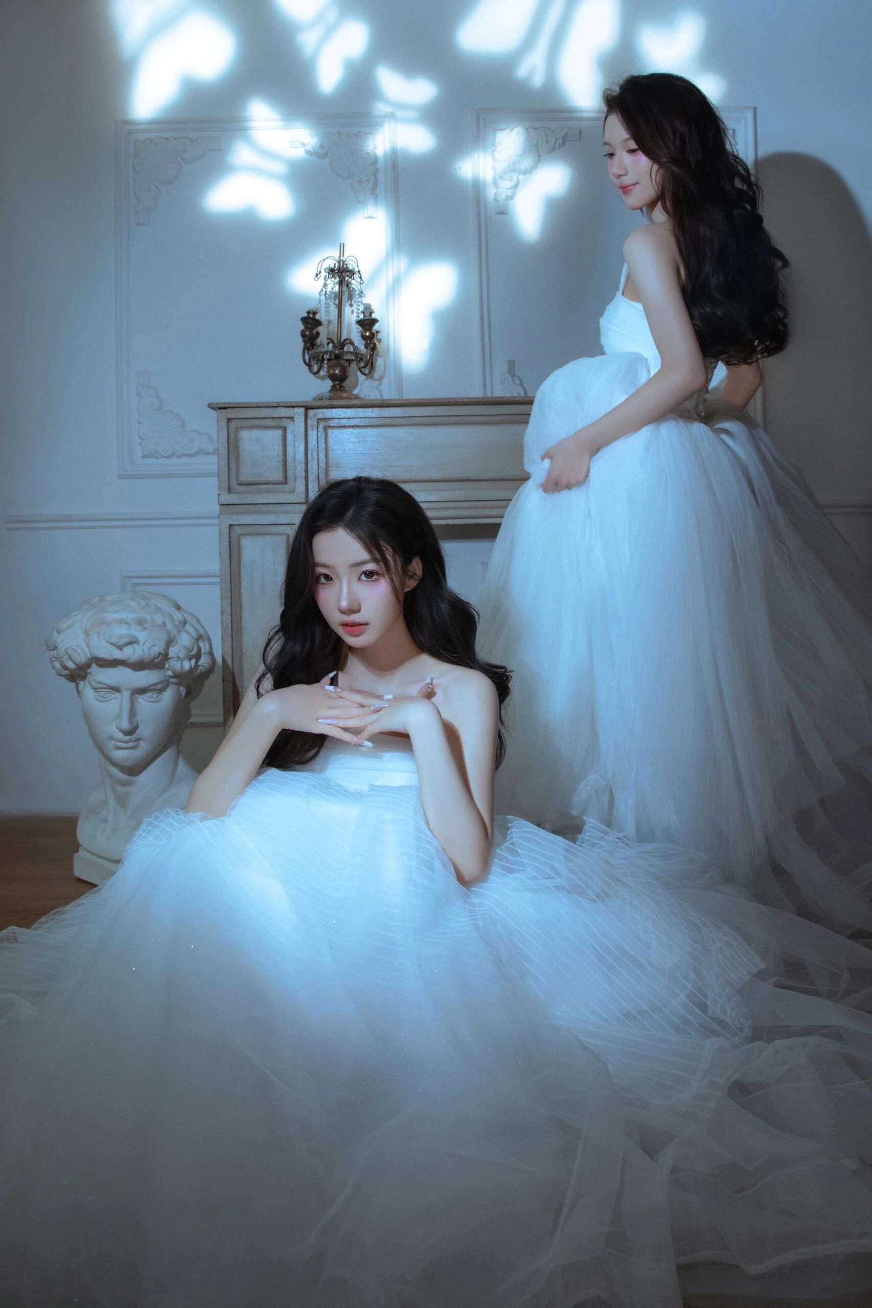 "小时候披床单的小女孩长大了"闺蜜婚纱写真