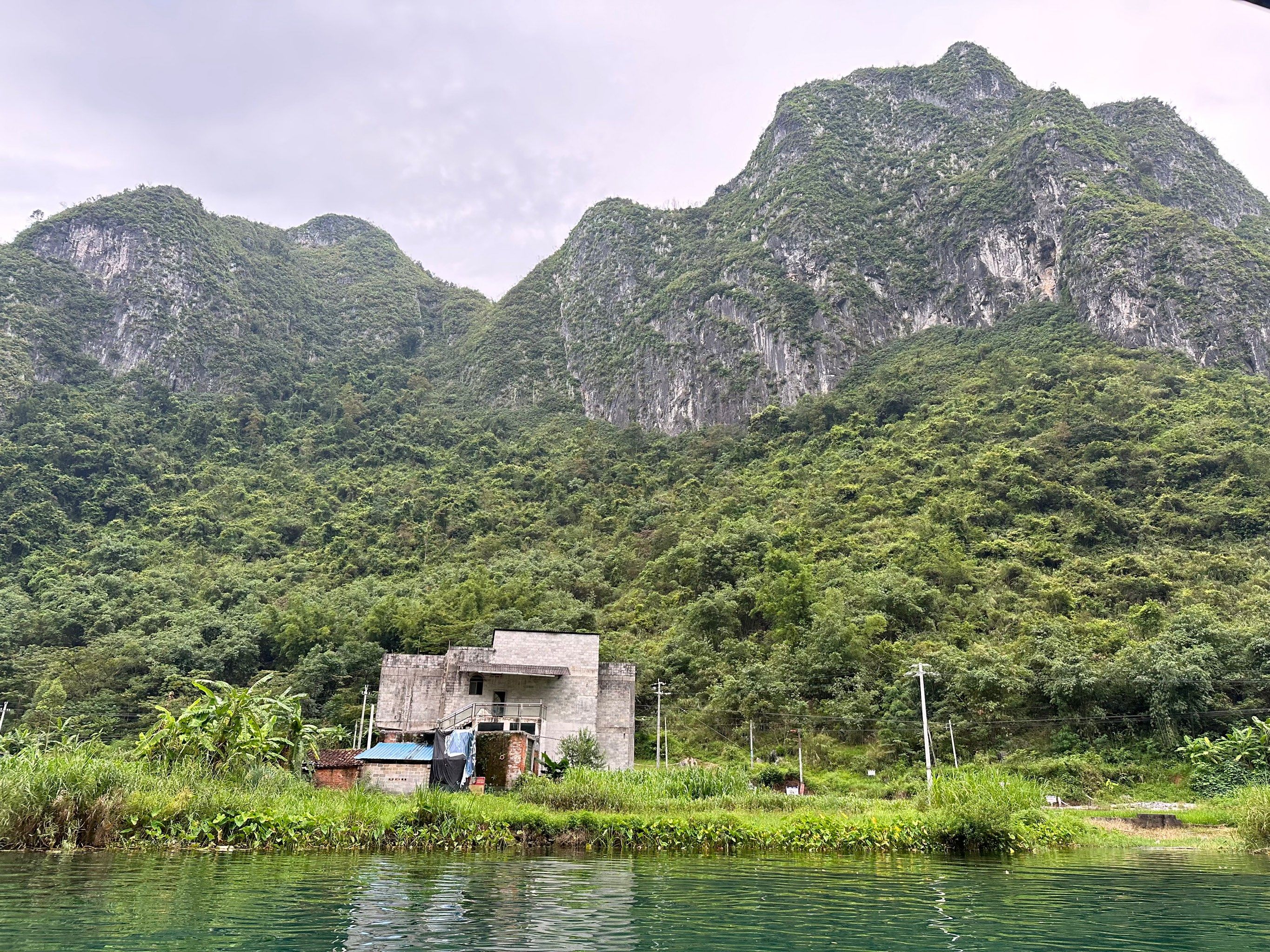 从弄响下来就到了响水关
这里有挺多人自带露营